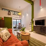 Charming Sukhumvit Shophouse - 2Mins Walk To Skytrain