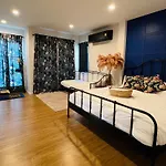 Stylish2Bd Pool&Gym Near Airport