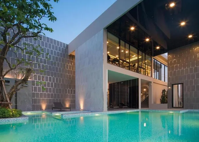 Stylish2Bd Pool&Gym Near Airport