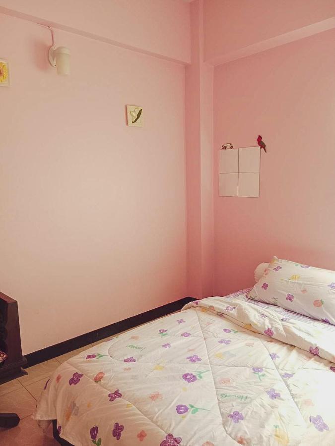 Airport Convenience Inn: Breakfast & Quick Transit Access *
