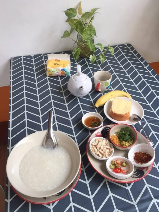 Airport Convenience Inn: Breakfast & Quick Transit Access Apartment