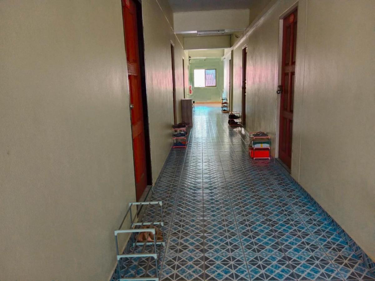 Airport Convenience Inn: Breakfast & Quick Transit Access * Bangkok