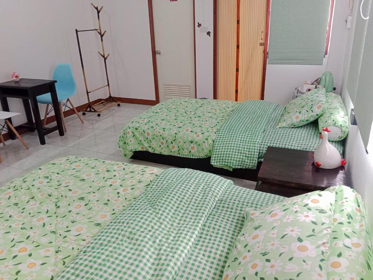 Airport Convenience Inn: Breakfast & Quick Transit Access