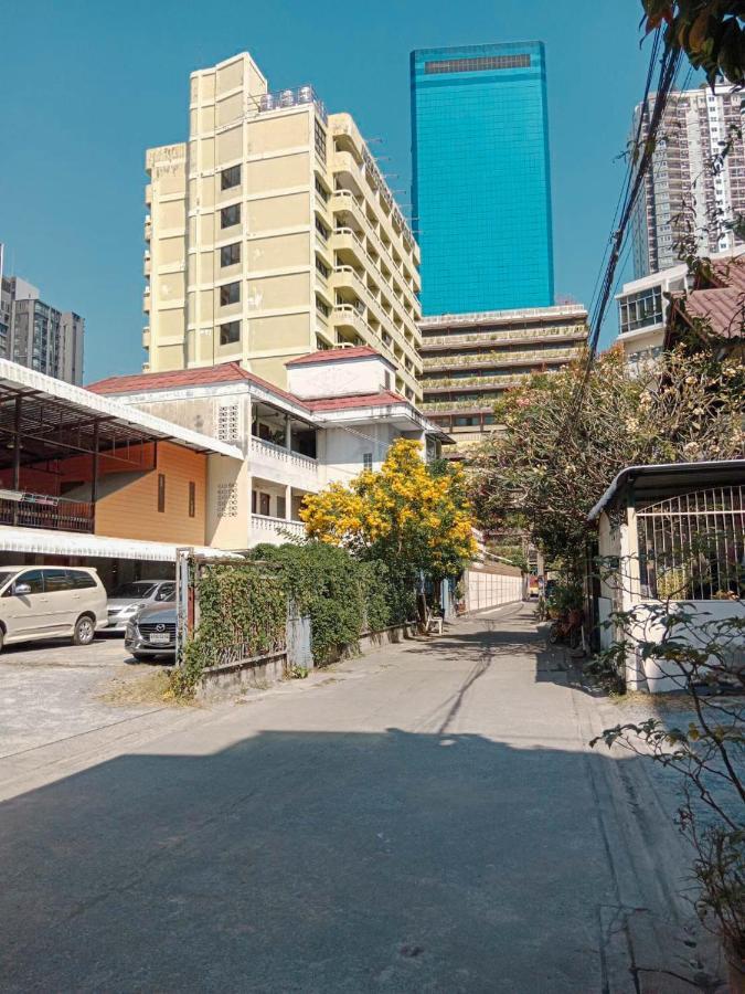 Apartment Airport Convenience Inn: Breakfast & Quick Transit Access
