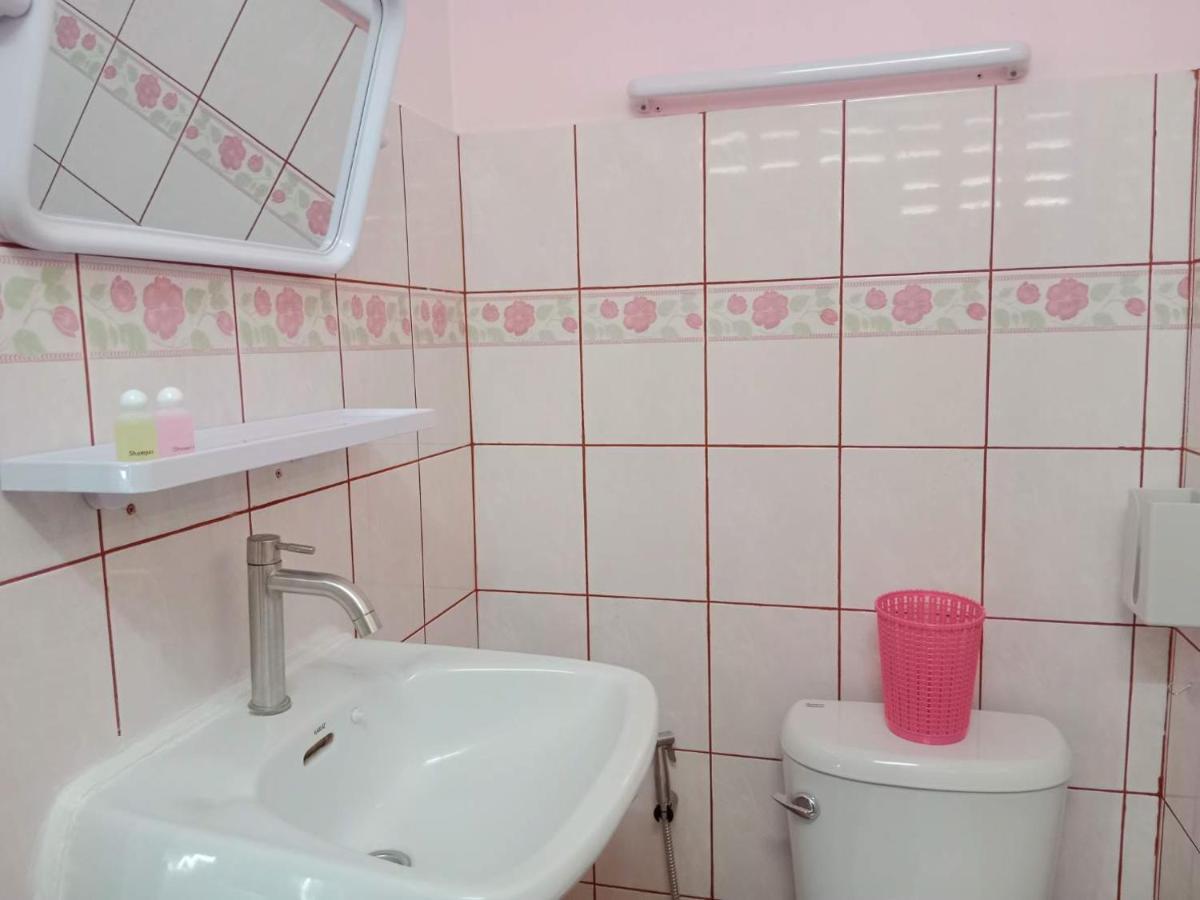 Airport Convenience Inn: Breakfast & Quick Transit Access Apartment *