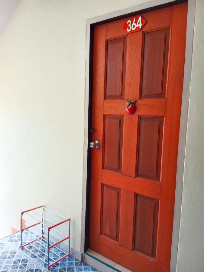Airport Convenience Inn: Breakfast & Quick Transit Access Apartment
