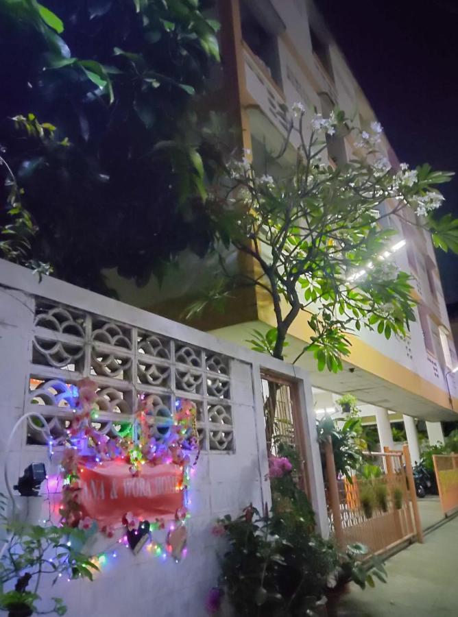 Airport Convenience Inn: Breakfast & Quick Transit Access Apartment
