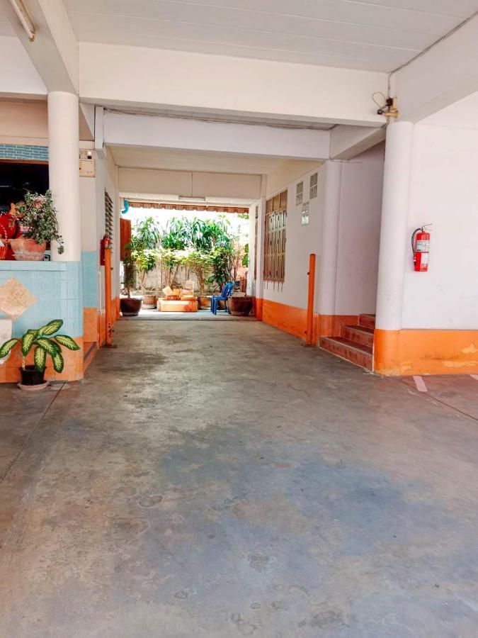 Airport Convenience Inn: Breakfast & Quick Transit Access * Bangkok
