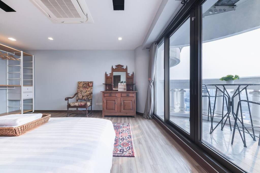 Bangkok, 5 Stars River View & Characteristic Decor *