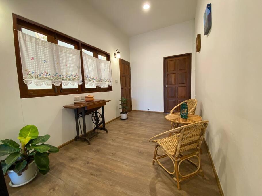 Pangsapuri 1 Min Walk To Bts, 3 Bed 3 Bath, Entire House *