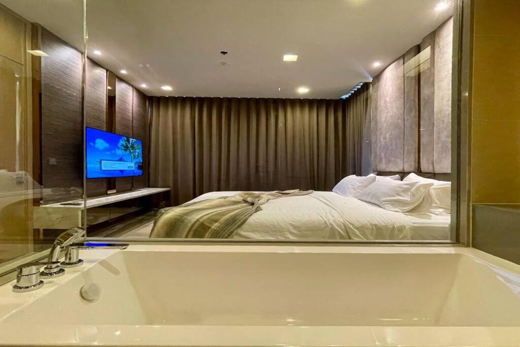 Apartment Ultimate Luxurious In Prime Asoke