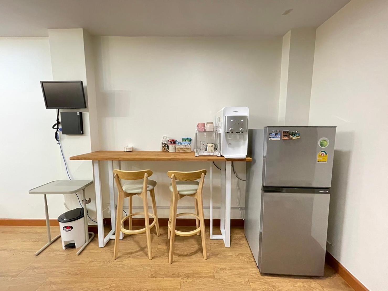 Apartment Modern 5-bedroom Townhome Near Mrt And Local Charm Bangkok