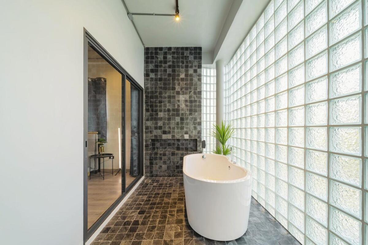 Bathtub, 2br, 2ba, 120 Sqm, 6 Pax, Near Bts 7-11 * Bangkok