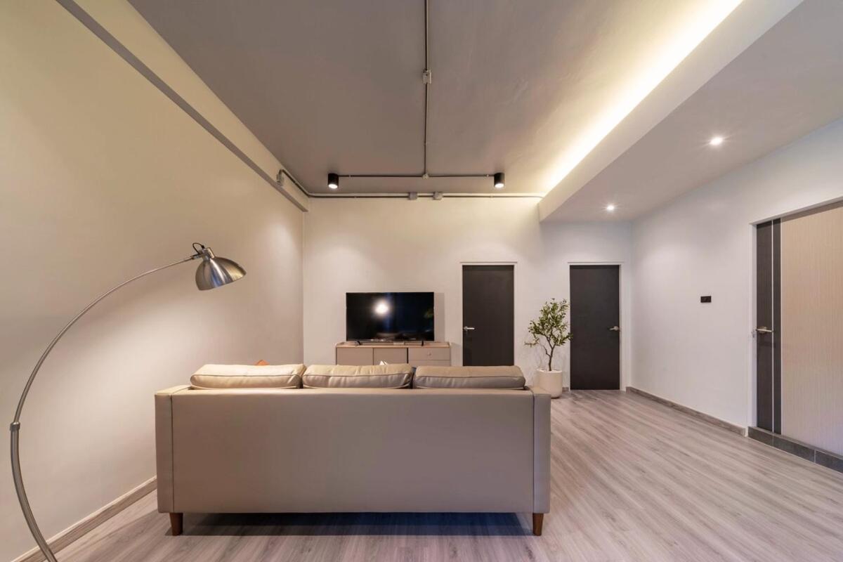 Bathtub, 2br, 2ba, 120 Sqm, 6 Pax, Near Bts 7-11 Apartment *