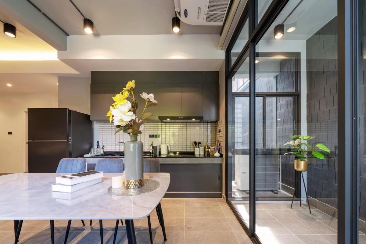 Bathtub, 2br, 2ba, 120 Sqm, 6 Pax, Near Bts 7-11 * Bangkok