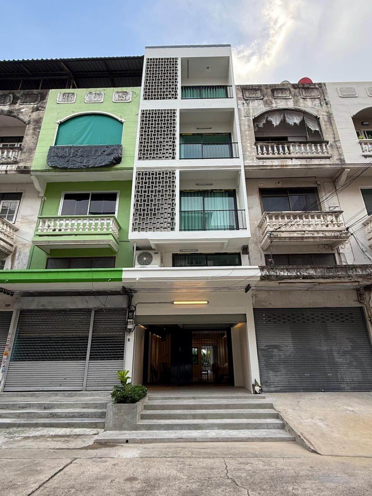 2 Bed & 2 Bath Suite, 3rd Floor Apartment Bangkok