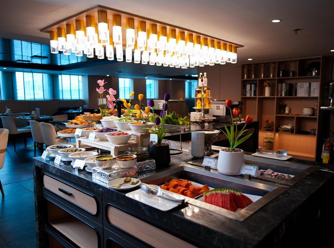 Ramada By Wyndham Sukhumvit 11 Hotel