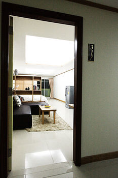 Hotel The Chateau Luxury Serviced 3*