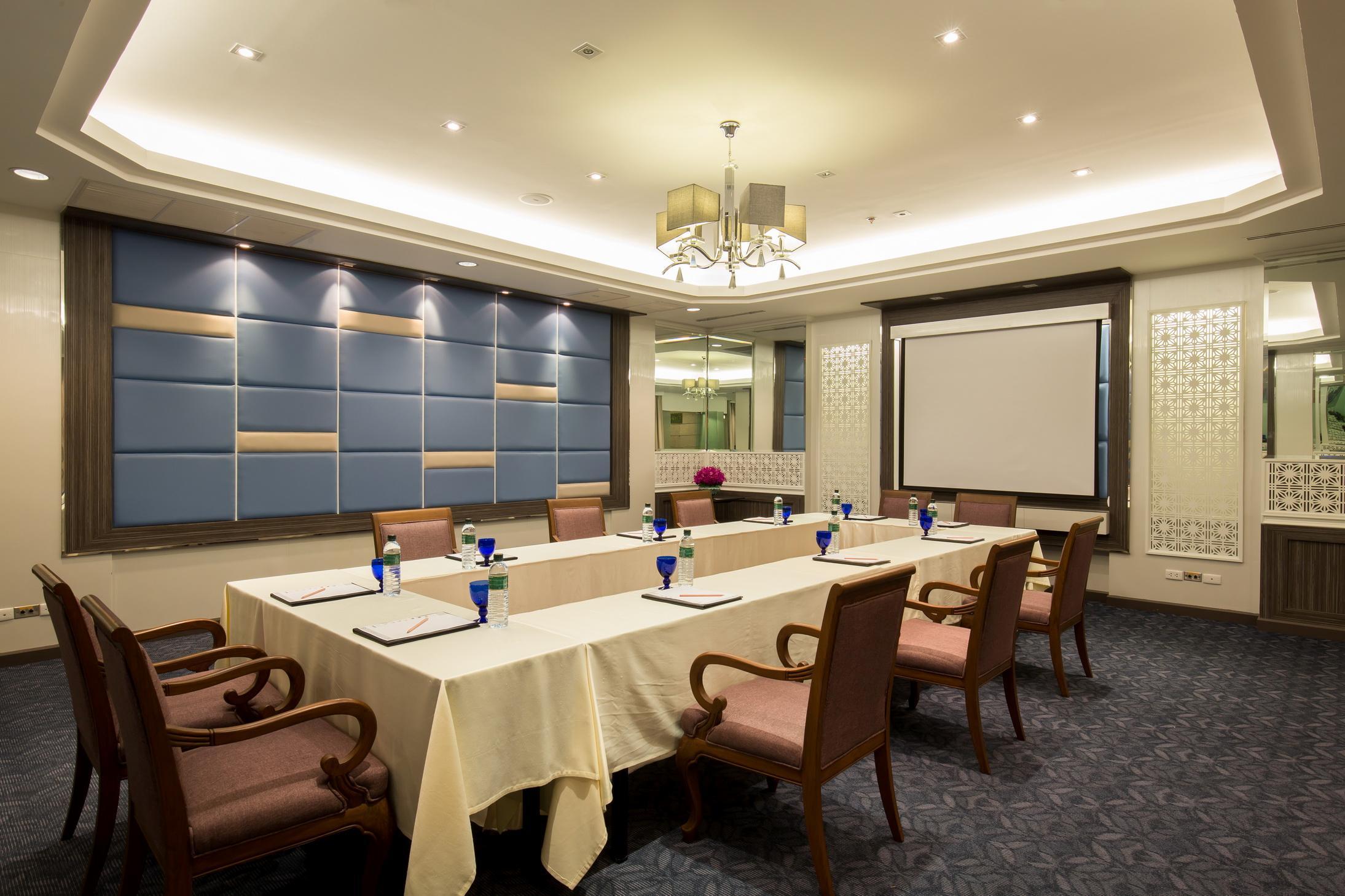Ramada By Wyndham Chaophya Park Hotel 4*