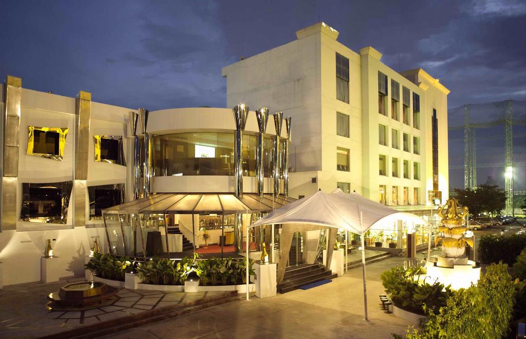 Ramada By Wyndham Chaophya Park Hotel Bangkok