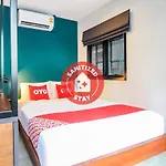 Vaccinated Staff -Oyo 312 Wire Bangkok Hostel Phrakanong