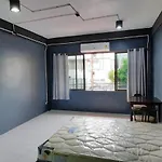 V Apartment Sathorn วี อพาตเม้นท์สาทร ห้องพักใจกลางเมือง ท่ามกลางแหล่งขายอาหารมากมาย เดินทางสะดวก น้ำไฟ ไวไฟฟรี