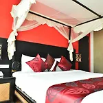 Boss Suites Nana Hotel