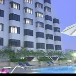 Omnitower Pool View Cozy Apartment