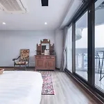Central Bangkok, 5 Stars River View & Characteristic Decor