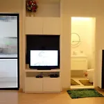 High Rise Luxury Condo 1Bed Roof Top Pool 2 Minmrt