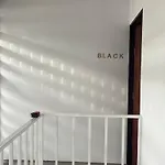 Mr Black & Ms White -Self Check In Accommodation