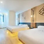 Phra Nakhon Poshtel