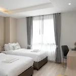 The Riski Hotel At Bangphlat Station Sha