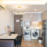 Dazzle Sukhumvit 7 By Lefoyer