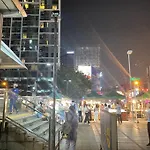 曼谷市中心6卧室3卫舒适联排别墅