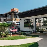 独立庭院 花园式的两卧两卫民宿 近mrt 2