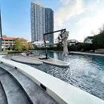 Modern 2Br Apartment Near Bts With Pool & Workspace
