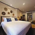2Br Soho Chinatown Full Kitchen With Bathtub