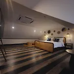 2Br Soho Chinatown Full Kitchen With Bathtub