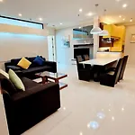 Extremely Spacious Cool Asoke Sleeps 8 250Sqm
