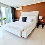 Extremely Spacious Cool Asoke Sleeps 8 250Sqm