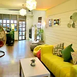 Les Fleurs Bangkok Hostel