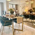 Luxury Sukhumvit Asoke Nana 65 Sqm Sleeps 4