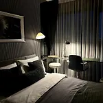 City Oasis: 5 Min To Metro, Pool & Gym, Essentials