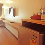 Cozy At 9 Hotel And Kitchen