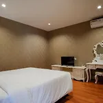 The O-Zone Airport Inn