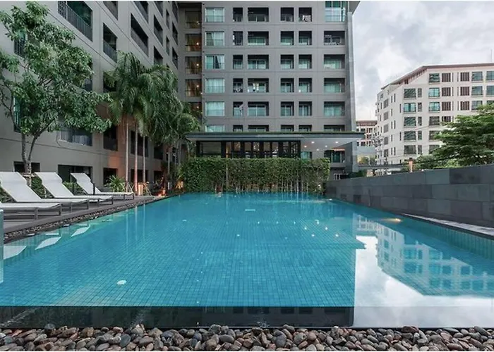 Bts Phrom Phomg /Sukhumvit Road
