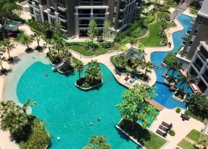 Lot Of Food Night Market Swimming Pool Very Near Train Mrt Big Shopping Malls