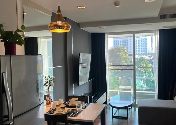 Spacious Bedroom- 2 Mins From Train Station