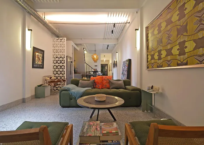 Siri Designer 3-Storey Townhouse With Garden And Luxury Amenities